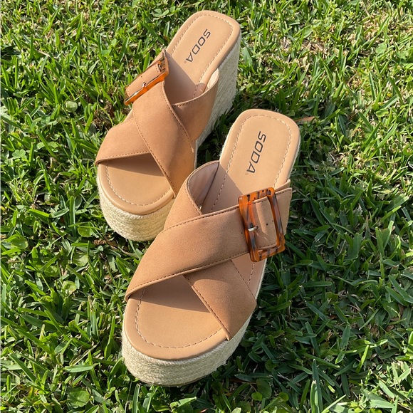 Tan wedges with cheetah detail buckle accent and rope sole Soda brand TTS - Picture 1 of 5